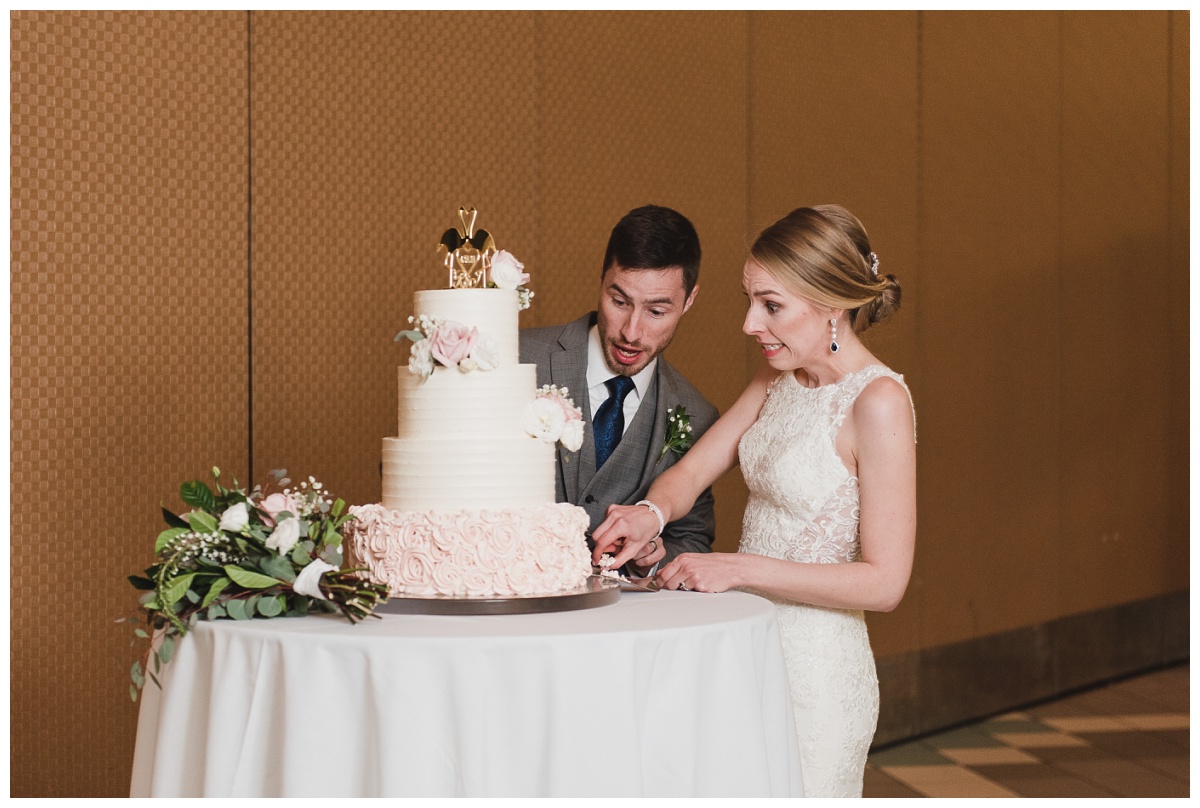Bride and groom cutting their cake, wedding photography by Sandra Grunzinger Photography